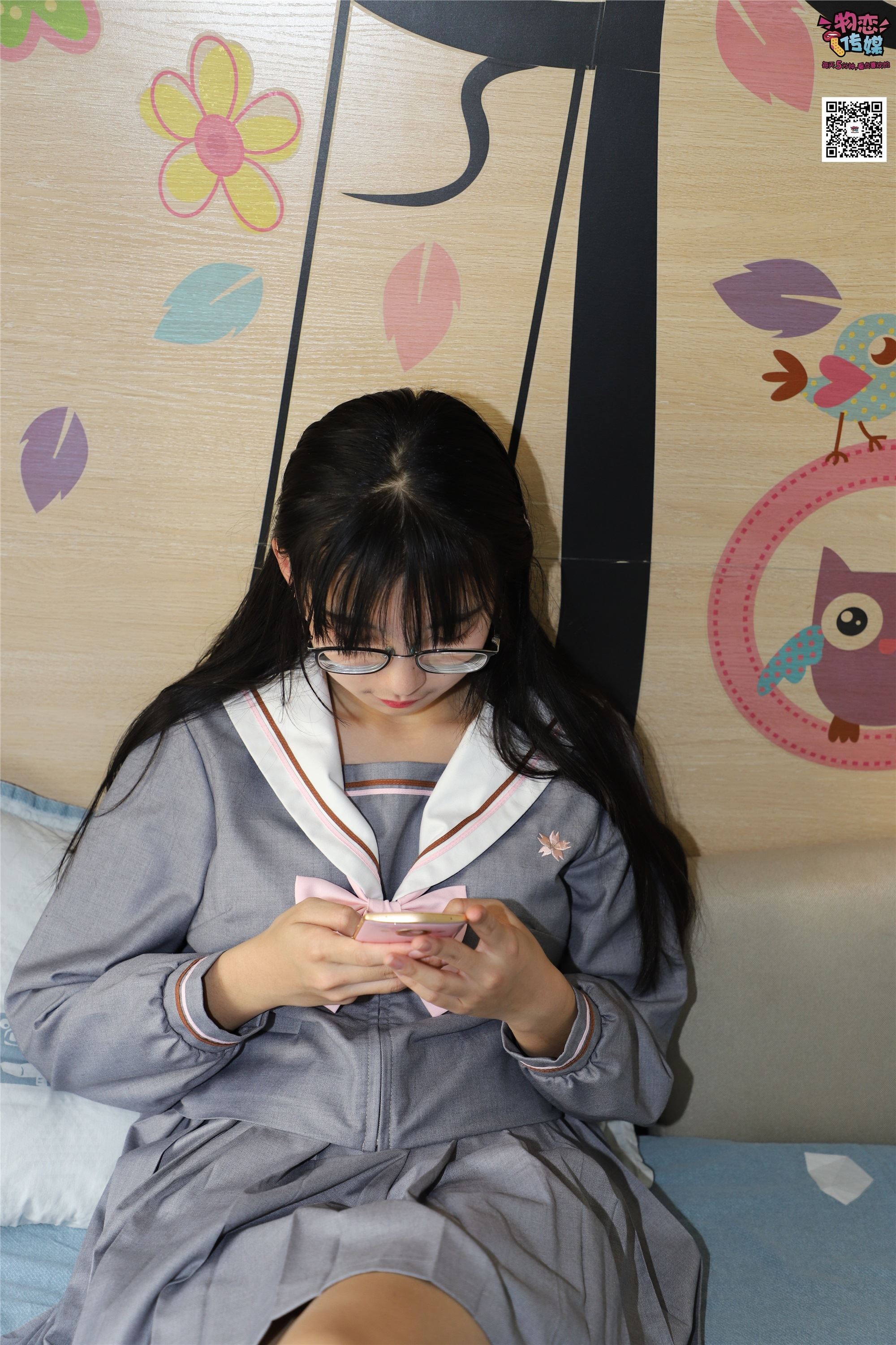 物恋传媒 No.005 JK制服高中小姐姐，棉袜加丝袜